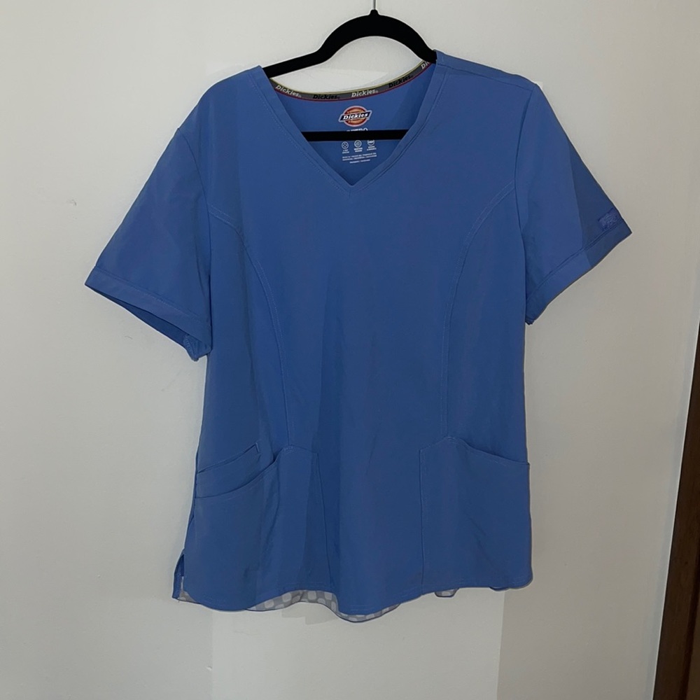 Scrub top, pockets, woman’s